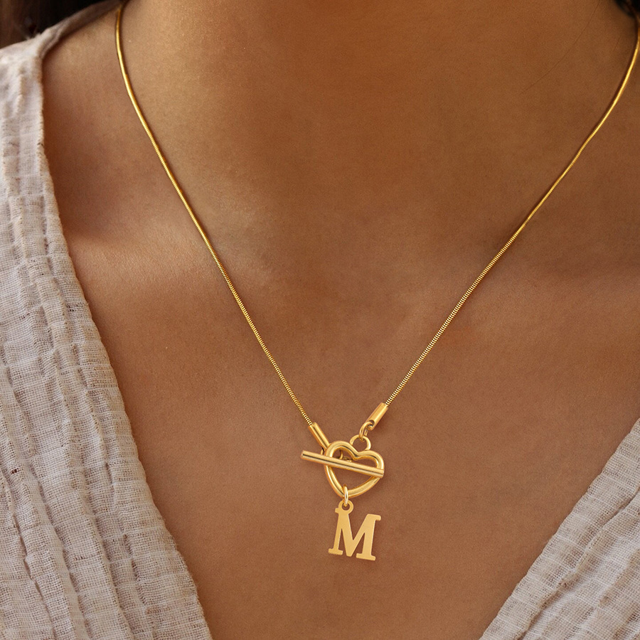 Modny naszyjnik z zawieszką w  – Initial Letter Necklace 18K Gold recenzja i cena